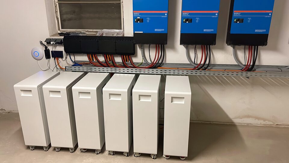 Victron MultiPlus-II Wechselrichter mit Easyway UNIV Batteriespeichern – Installation
